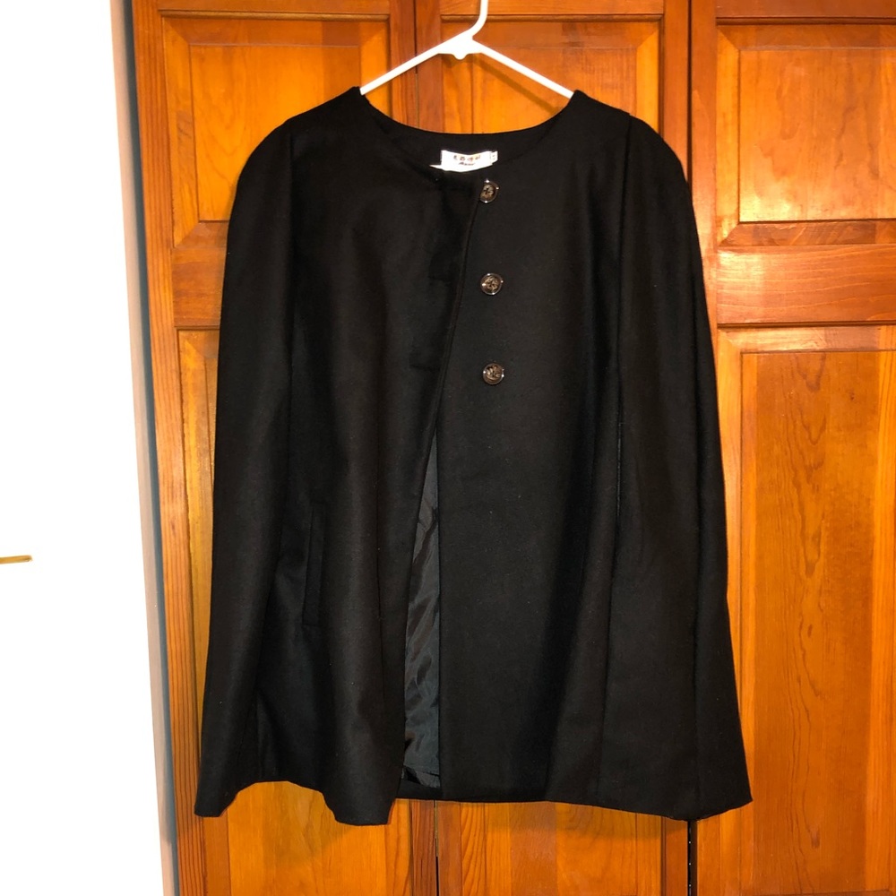 NWT— Collarless Buttoned Cape (Rocho)